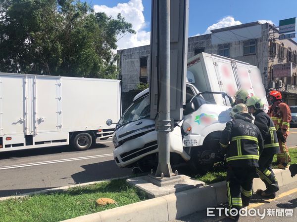 ▲▼小貨車司機打瞌睡撞分隔島路燈，警消協助他脫困送醫             。（圖／記者陳以昇翻攝）