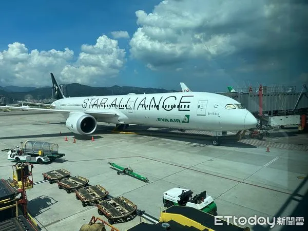 ▲長榮航空波音787-10今日首航台北松山－日本羽田。（圖／記者李宜秦攝）