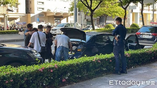 ▲一名男子被逮補壓制，警方搜索他的車輛             。（圖／記者吳世龍攝）