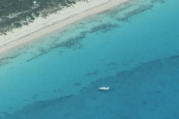 ▲▼美國海岸防衛隊在無人島救起一名受困3天的64歲男子。（圖／翻攝自Facebook／@uscgoem）