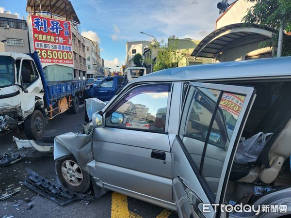 ▲台南市南區永成路3段22日下午發生1起車禍事故，造成3車毀損2人受傷送醫，由於時近下班時間，一度造成永成路3段大塞車。（圖／民眾提供，下同）