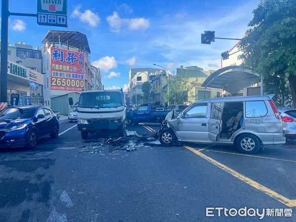 ▲台南市南區永成路3段22日下午發生1起車禍事故，造成3車毀損2人受傷送醫，由於時近下班時間，一度造成永成路3段大塞車。（圖／民眾提供，下同）