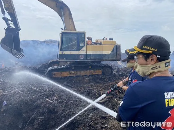 ▲台南市消友會23日特致贈慰問金，肯定台南市消防局第二大隊於官田置材場救災成效。（圖／記者林東良翻攝，下同）
