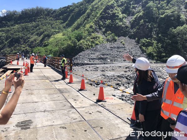 ▲▼路又斷！高雄桃源3里緊急停班課，明霸克露橋鋼便橋搶通開放了。（圖／公路總局提供）