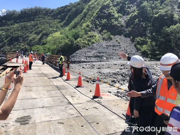 ▲▼路又斷！高雄桃源3里緊急停班課，明霸克露橋鋼便橋搶通開放了。（圖／公路總局提供）