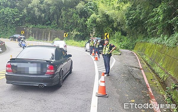 ▲大溪警方針對台七乙線加強交通安全執法專案一個月，警方在台七乙線取締危險駕駛行為。（圖／記者沈繼昌翻攝）