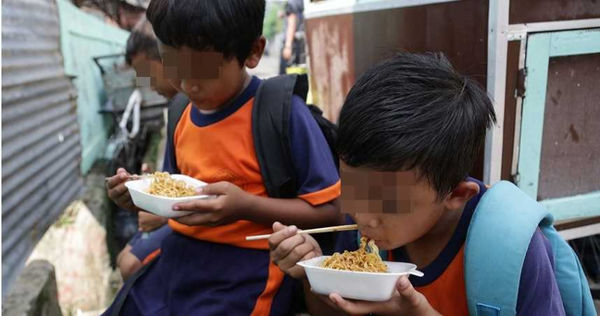 印尼小孩吃炒泡麵。（圖／達志／美聯社）