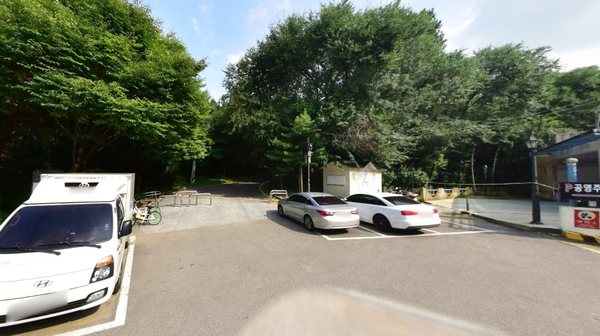 ▲▼冠岳山生態公園為案發現場，從入口處可以看到，登山步道因樹林遮掩而顯得昏暗。（圖／Naver Map街景）