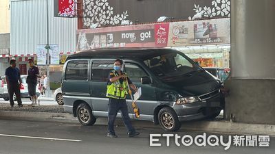 快訊／台中文心路廂型車「騎上分隔島」　2車內線碰撞釀禍