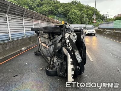 午後大雷雨遮視線！新店轎車撞護欄翻覆　玻璃破碎割傷駕駛