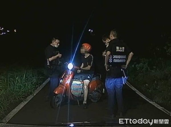 ▲眼尖警專實習生發現男子騎車見巡邏車欲調頭跑，立即予以攔查。（圖／大園警分局提供）