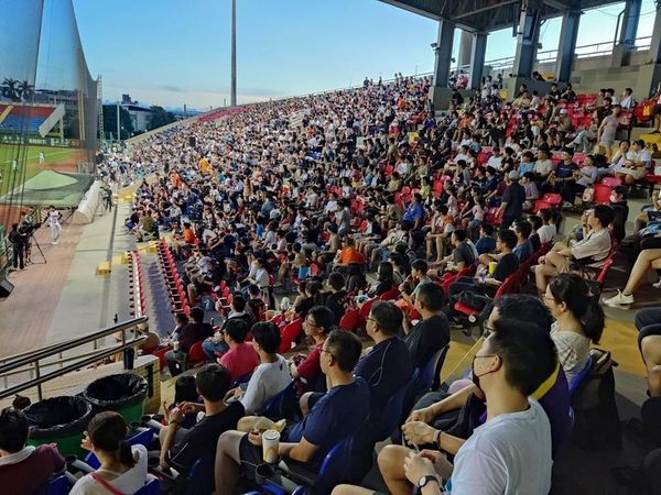 昨晚龍獅大戰在嘉義市立棒球場舉行，吸引6,219名觀眾進場，未料卻有不少球迷看完比賽出現「手肘刺痛」的狀況。（翻攝自嘉義市政府警察局第二分局臉書）