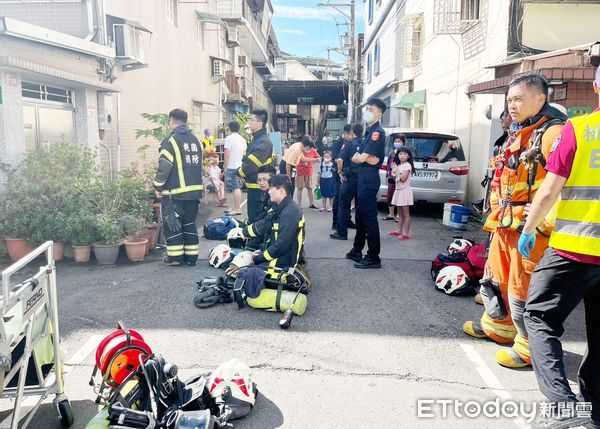 ▲桃園市消防局龜山分隊今天上午在龜山區華國新村火災現場，警消人員在火勢熄滅後在現場待命。（圖／記者沈繼昌翻攝）