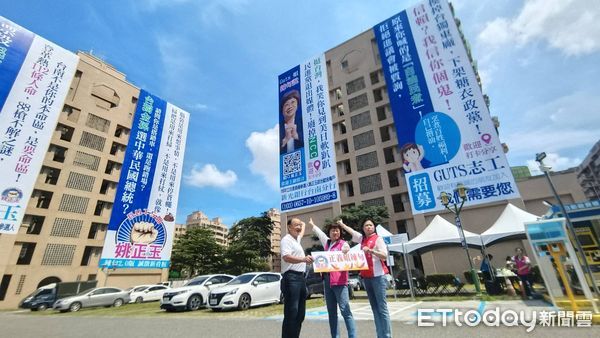 ▲國民黨台南市立委第三選區參選人姚正玉，在和緯路、北門路口人掛起「Guts姐辣句」競選看版，戳破綠色執政神話。（圖／記者林東良翻攝，下同）