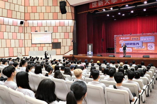 圖五：世新大學校長陳清河給校園新生滿滿的勉勵及祝福。（圖／世新大學提供）