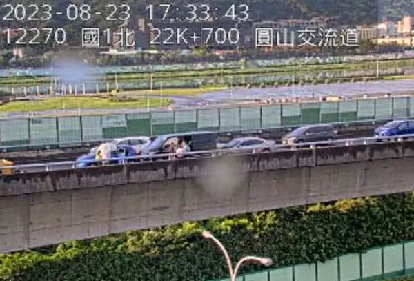 ▲▼             國道1號高架南向22.7公里處圓山交流道今(23)日下午5時21分發生車禍。（圖／翻攝自高速公路1968）