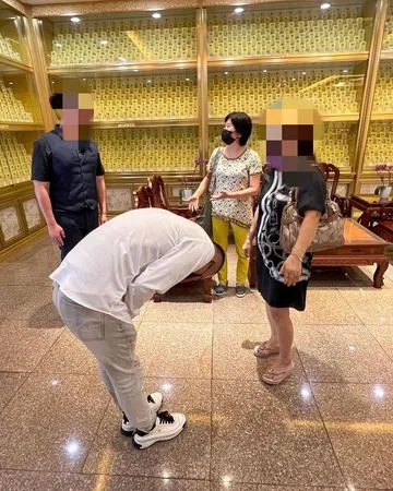 ▲鳳梨找到被詐騙阿嬤家屬，鞠躬道歉。（圖／翻攝自Instagram／吳泓逸）