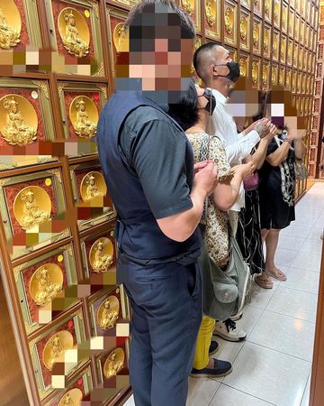 ▲鳳梨為已過世阿嬤上香。（圖／翻攝自Instagram／吳泓逸）