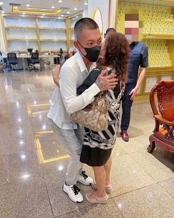 ▲鳳梨找到被詐騙阿嬤家屬，鞠躬道歉。（圖／翻攝自Instagram／吳泓逸）