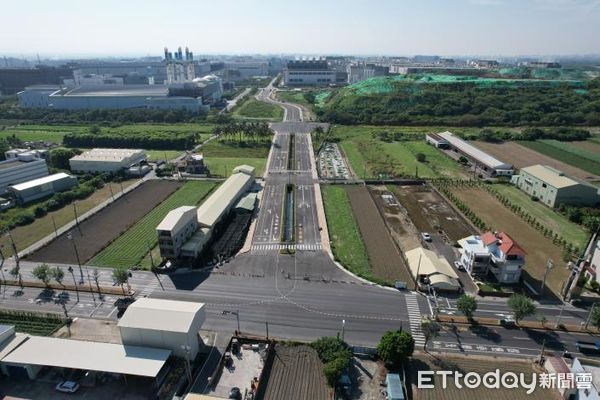 ▲行人通行空間建置及優化近來受到各界高度重視，台南市工務局指出，目前已投入經費46.12億元。（圖／記者林東良翻攝，下同）