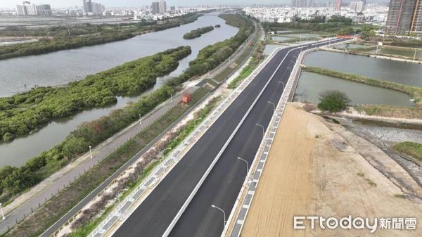 ▲行人通行空間建置及優化近來受到各界高度重視，台南市工務局指出，目前已投入經費46.12億元。（圖／記者林東良翻攝，下同）