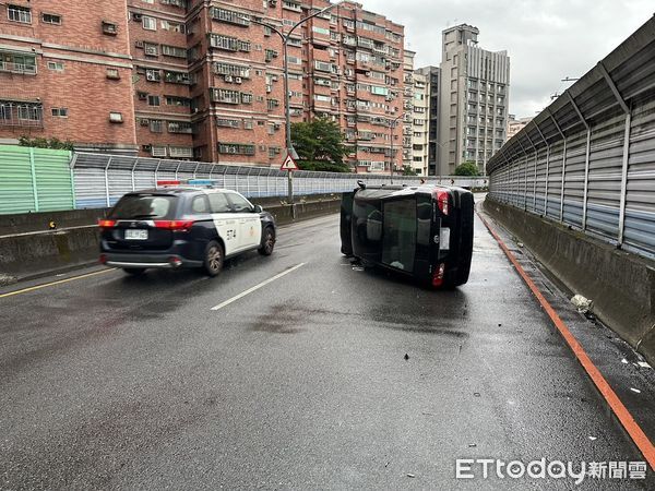 ▲邱男開車疑似天雨路滑翻覆。（圖／記者陸運陞翻攝）