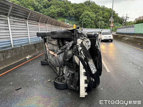 ▲邱男開車疑似天雨路滑翻覆。（圖／記者陸運陞翻攝）