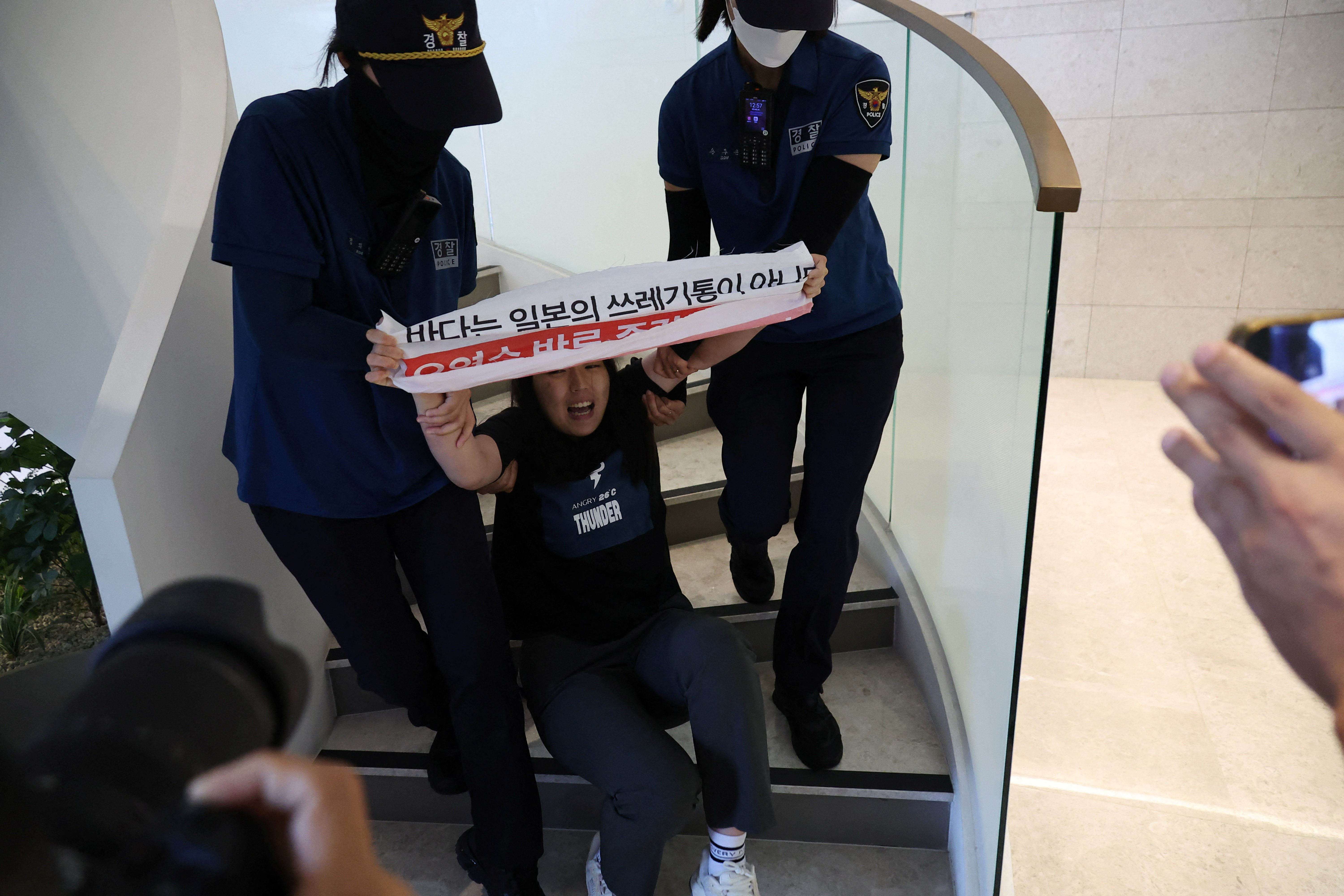 ▲▼ 南韓警方拘捕大學生 。（圖／路透）