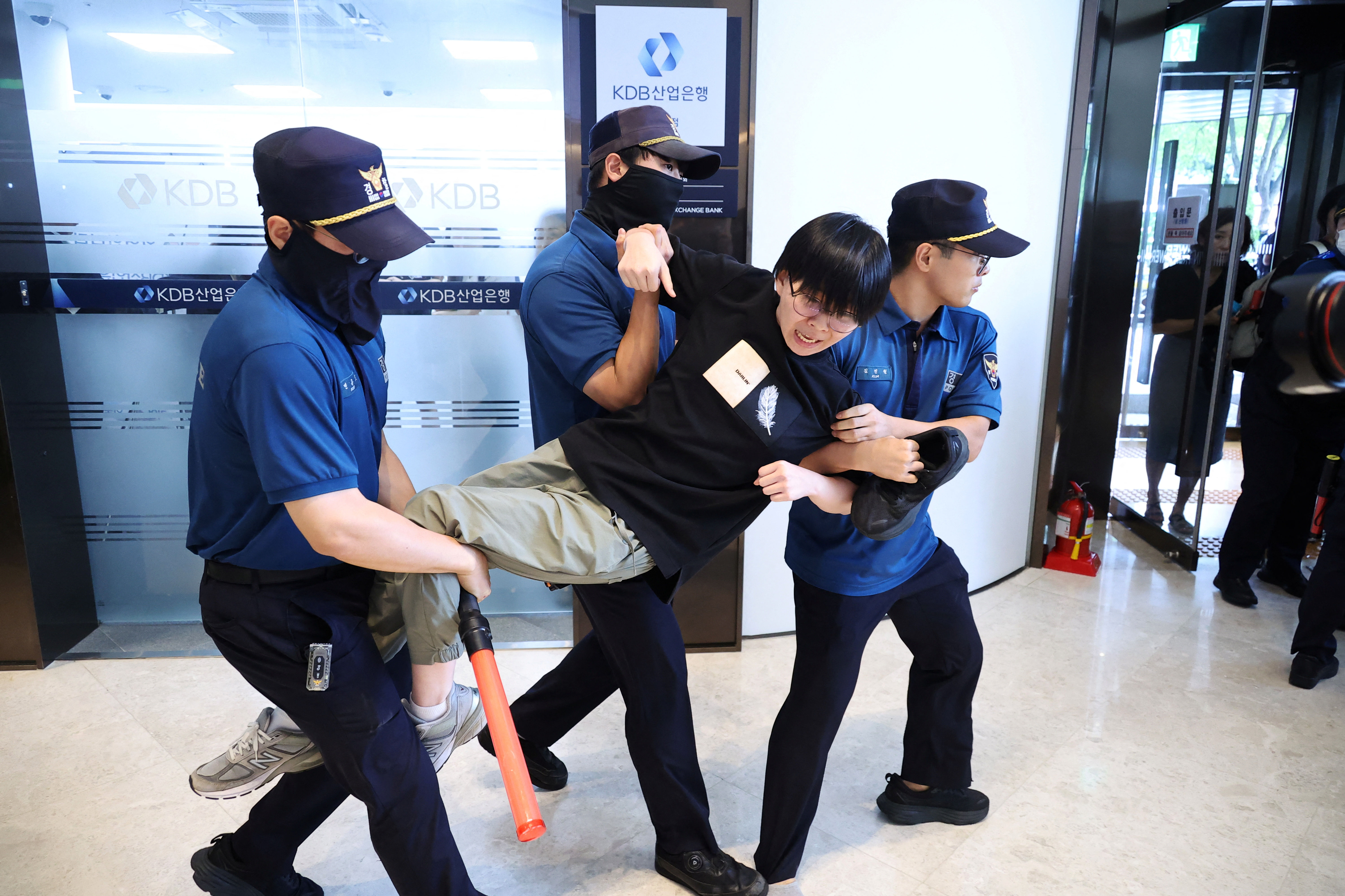 ▲▼ 南韓警方拘捕大學生 。（圖／路透）