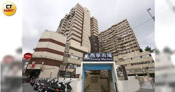 位在西門町的西寧大樓被網友喻為「台北第一猛鬼大樓」，由於有傳統市場加上電子街，樓上是國宅，出入相當複雜。（圖／黃鵬杰攝）