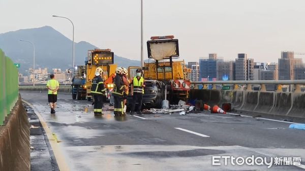 ▲▼台64死亡車禍！轎車高速追撞工程車起火　駕駛當場不治。（圖／記者黃彥傑翻攝）