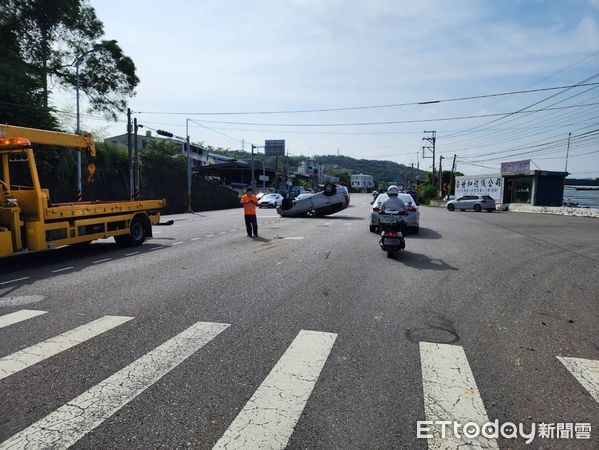 ▲▼自小客車撞擊路邊輪胎製花圃後翻滾到台6線路中央，4輪朝天，24歲男駕駛受傷送醫。（圖／記者蔡文淵翻攝）