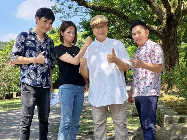 ▲蘇晏霈《市井豪門》滾落山坡撞見許多昆蟲在周圍。王詠雋、蘇晏霈、楊烈、元六酷。（圖／民視提供）