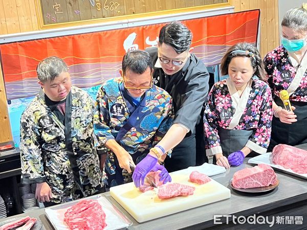 ▲島和職人燒肉鍋物料理與台灣美研院美妝博物館，邀請台南市瑞復益智中心師生體驗一日廚師，一日彩妝師，透過美食與美妝「用美傳遞愛」。（圖／記者林東良攝，下同）