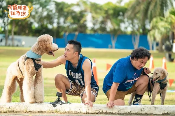 ▲余祥銓(左)帶來的愛犬讓阿龐怕怕。（圖／TVBS提供）