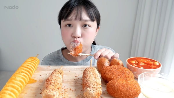 ▲278萬韓吃貨正妹Nado 3天前才更新影片⋯　驚喜宣布「誕下一子」。（圖／翻攝自Nado YT、IG）