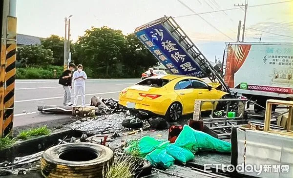 ▲▼賓士轎車失控把路旁水泥電桿撞斷成2截後，再撞倒沙發修理店招牌，並波及店家貨車，賓士車車頭嚴重受損，駕駛受傷送醫。（圖／記者蔡文淵翻攝）