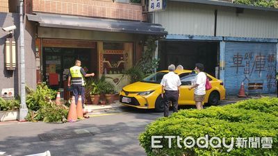 快訊/小黃運將載客疑昏迷!車頭失控撞民宅 無心跳搶救中