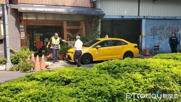 ▲▼台北市中山區南京東路二段巷內，計程車失控撞民宅。（圖／記者黃彥傑攝）