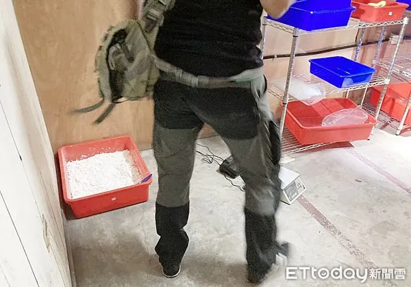 ▲桃園地檢署今年5月指揮刑事局、桃園市警局與龍潭警分局等單位，在平鎮區某洗衣場內暗藏K他命製毒工場，員警現場查出大批K他命半成品與原料。（圖／記者沈繼昌翻攝）