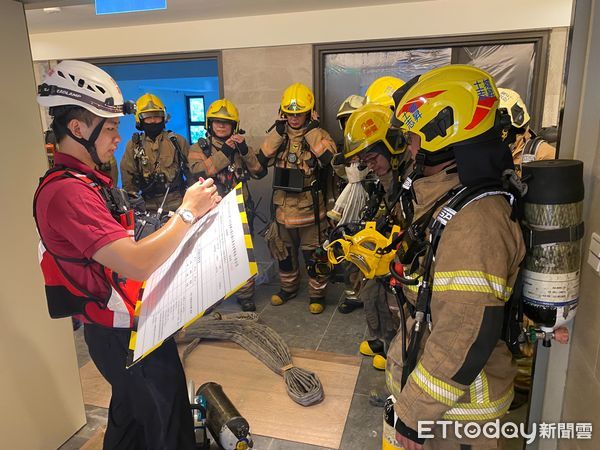 ▲台南市消防局第六救災救護大隊，24日在聯上海棠社區進行高樓層火災搶救演練。（圖／記者林東良翻攝，下同）