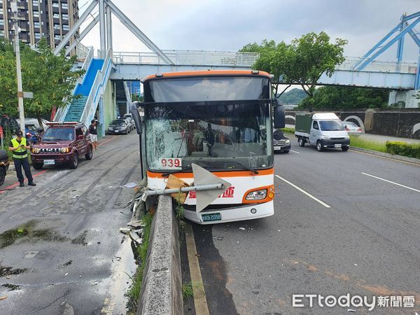 ▲▼            新北市新店環河快速道路公車自撞釀4傷。（圖／記者陳以昇翻攝）