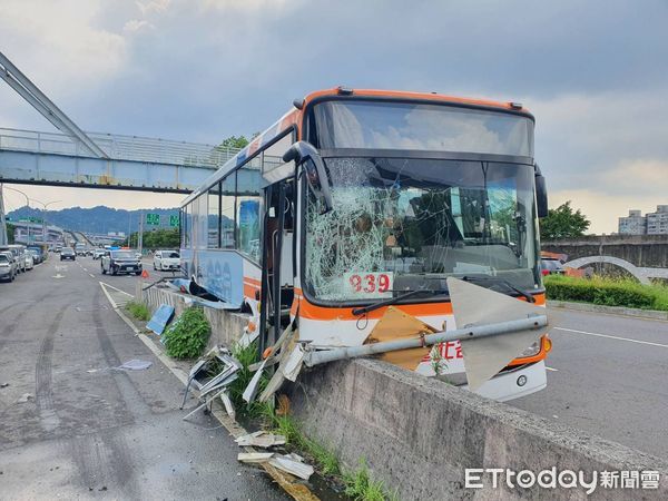 ▲▼            新北市新店環河快速道路公車自撞釀4傷。（圖／記者陳以昇翻攝）