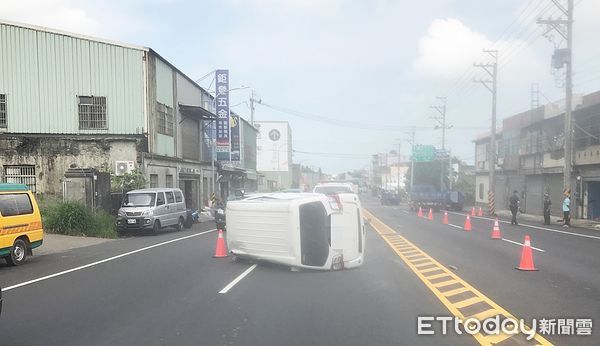 ▲桃園市新屋區黃姓男子今天上午駕駛小貨車沿中山東路一段突然迴轉，後方直行白色貨車閃避不及撞上側翻。（圖／記者沈繼昌翻攝）