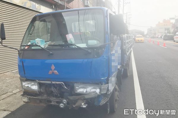 ▲桃園市新屋區黃姓男子今天上午駕駛小貨車沿中山東路一段突然迴轉，後方直行白色貨車閃避不及撞上側翻，肇事藍色小貨車車頭處毀損。（圖／記者沈繼昌翻攝）