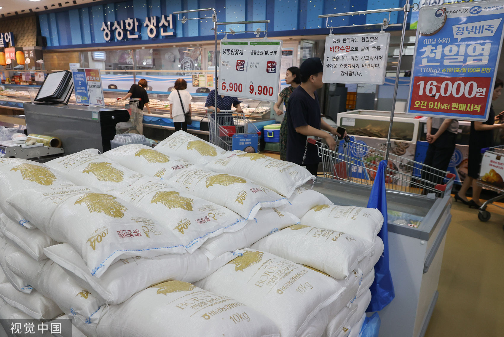 ▲▼日本排放福島核廢水後，南韓首爾市瑞草區某大型超市湧現大批購買漁產和海鹽、準備長期囤貨的消費者。（圖／CFP）