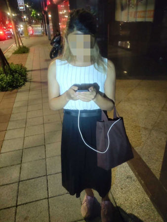 面貌姣好的黃男平時喜歡「男扮女裝」，亮眼外型一度讓警方誤以為是女嫌犯。（圖／警方提供）