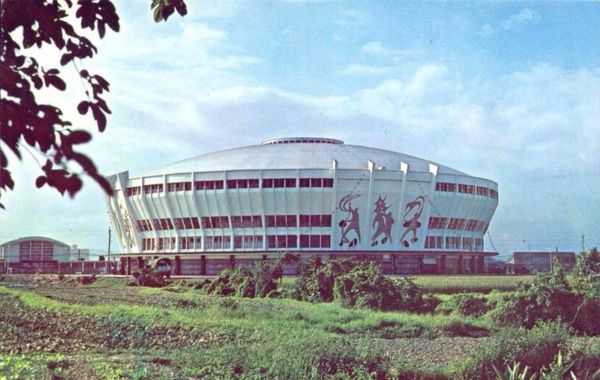 中華體育館曾是台北市最大的活動場館，1988年毀於大火後，土地產權糾紛開發卡關閒置逾35年，如今成為北市捷運站周邊規模最大的爛尾基地。（翻攝張哲生臉書）