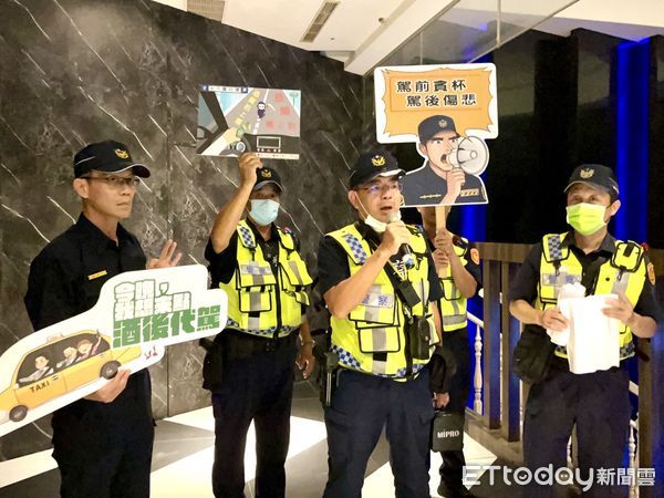 ▲台南市警四分局長王子雄，24日深夜親自帶隊，至轄內列管酒後駕車飲酒之舞廳、酒店及KTV，並至各餐飲店、小吃部等提供酒精飲料場所宣導禁止酒駕。（圖／記者林東良翻攝，下同）