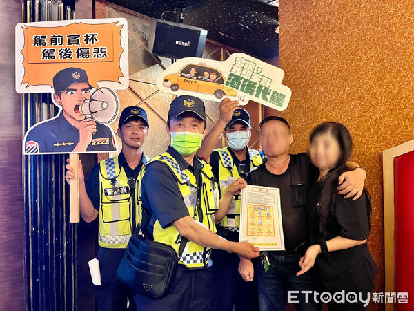 ▲台南市警四分局長王子雄，24日深夜親自帶隊，至轄內列管酒後駕車飲酒之舞廳、酒店及KTV，並至各餐飲店、小吃部等提供酒精飲料場所宣導禁止酒駕。（圖／記者林東良翻攝，下同）